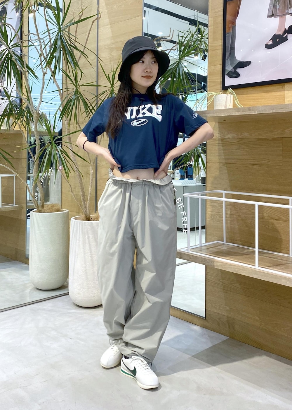 グリーン系のその他パンツ、ブルー系のTシャツ/カットソー、ホワイト系のスニーカーを着用したレディースの夏コーディネートの2枚目の写真