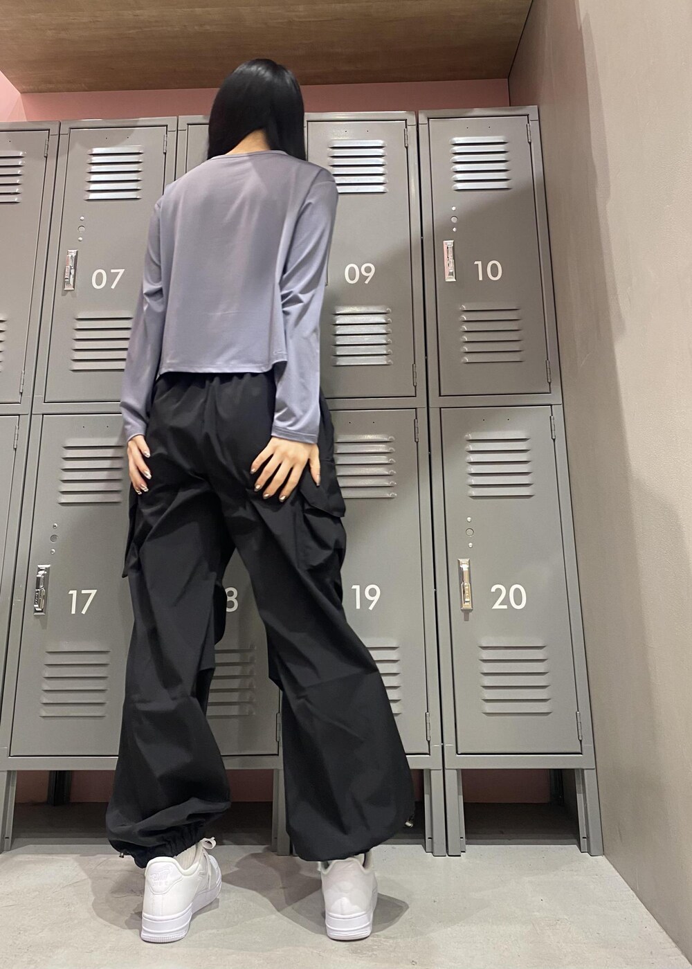 ホワイト系のスニーカー、ブラック系のその他パンツ、ブラック系のダウンジャケット/コートを着用したレディースの冬コーディネートの5枚目の写真