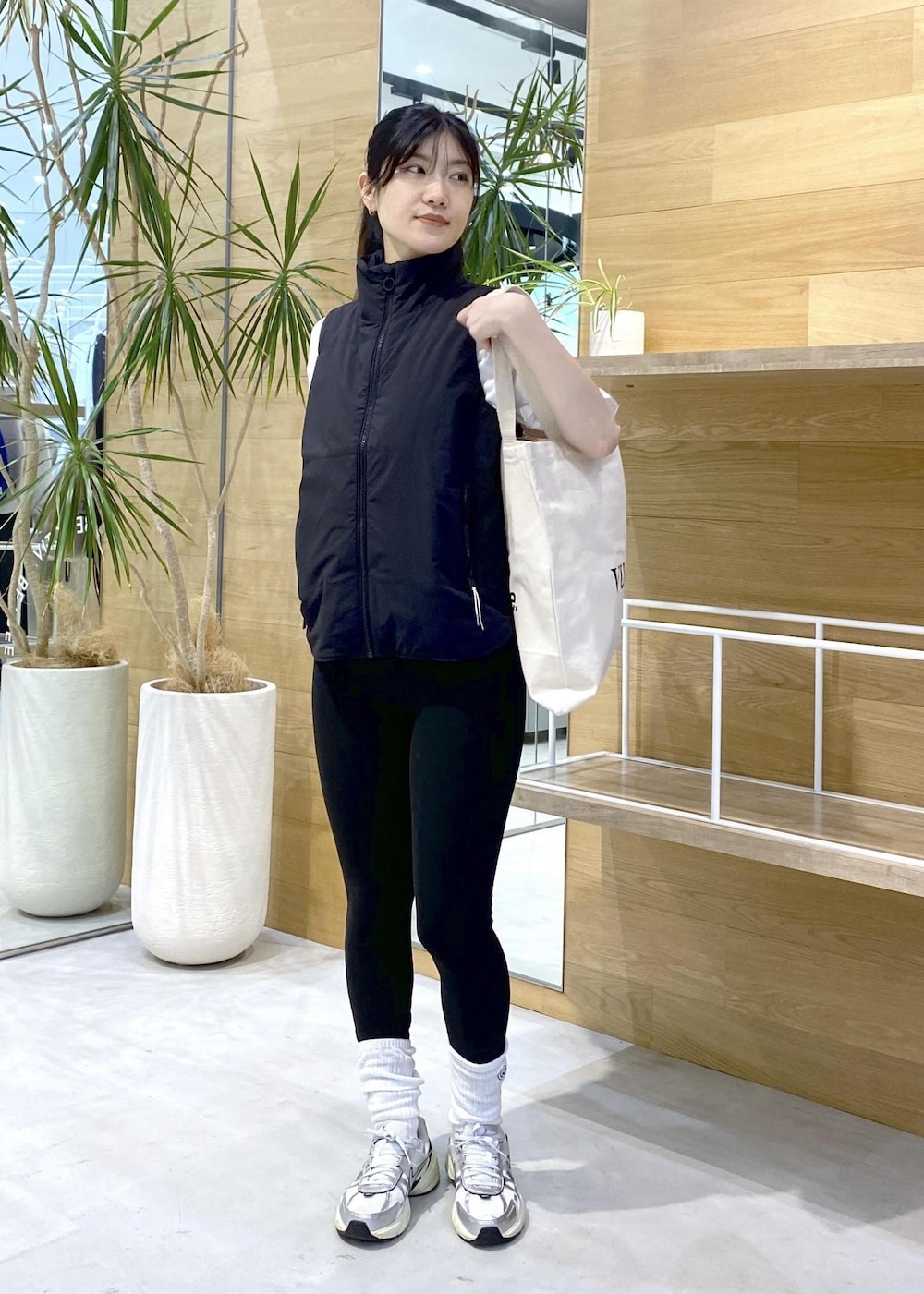 グレー系のスニーカー、ホワイト系のTシャツ/カットソー、ブラック系のレギンス/スパッツを着用したレディースの秋コーディネートの5枚目の写真