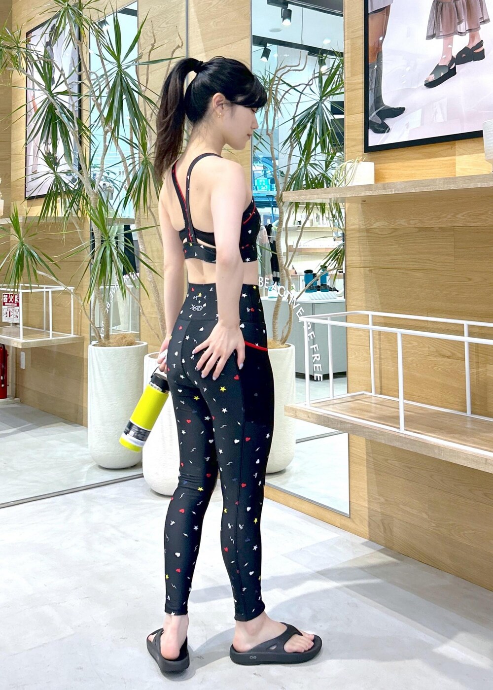 ブラック系のサンダル、イエロー系のグラス/マグカップ/タンブラー、ブラック系のレギンス/スパッツを着用したレディースの夏コーディネートの4枚目の写真