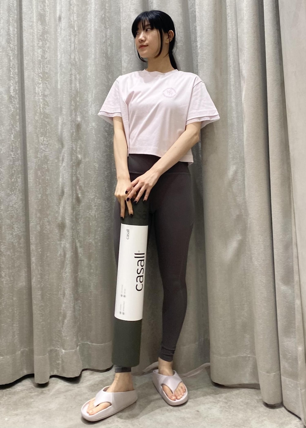 ピンク系のTシャツ/カットソー、パープル系のサンダル、グレー系のレギンス/スパッツを着用したレディースの春コーディネートの4枚目の写真