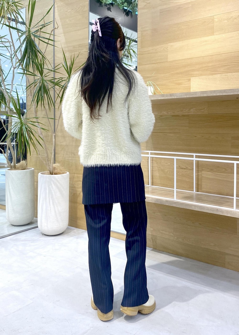 ホワイト系のカーディガン/ボレロ、ホワイト系のTシャツ/カットソー、ブルー系のその他パンツを着用したレディースの冬コーディネートの3枚目の写真