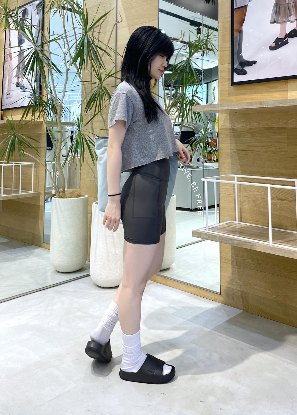 ブラック系のサンダル、グレー系のTシャツ/カットソー、グリーン系のトートバッグを着用したレディースの夏コーディネートの5枚目の写真