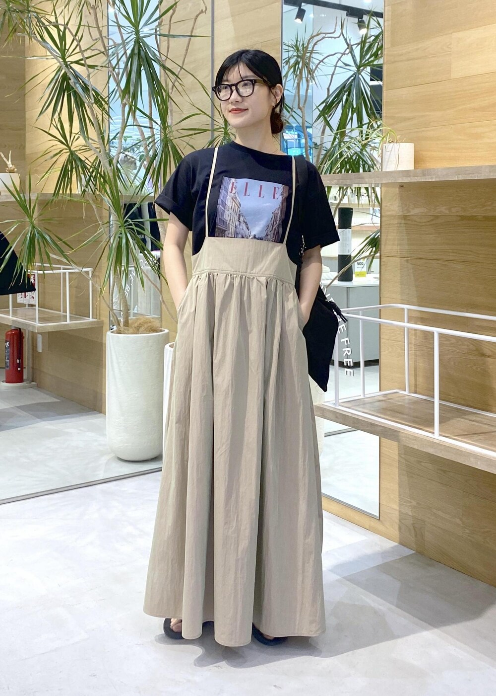 ブラック系のサンダル、ブラック系のトートバッグ、ブラック系のTシャツ/カットソーを着用したレディースの夏コーディネートの3枚目の写真