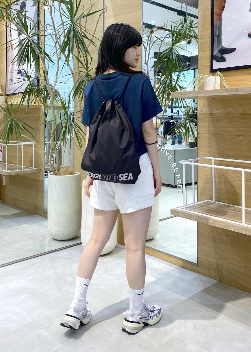 ホワイト系のスニーカー、ブルー系のTシャツ/カットソー、グレー系のその他パンツを着用したレディースの夏コーディネートの3枚目の写真