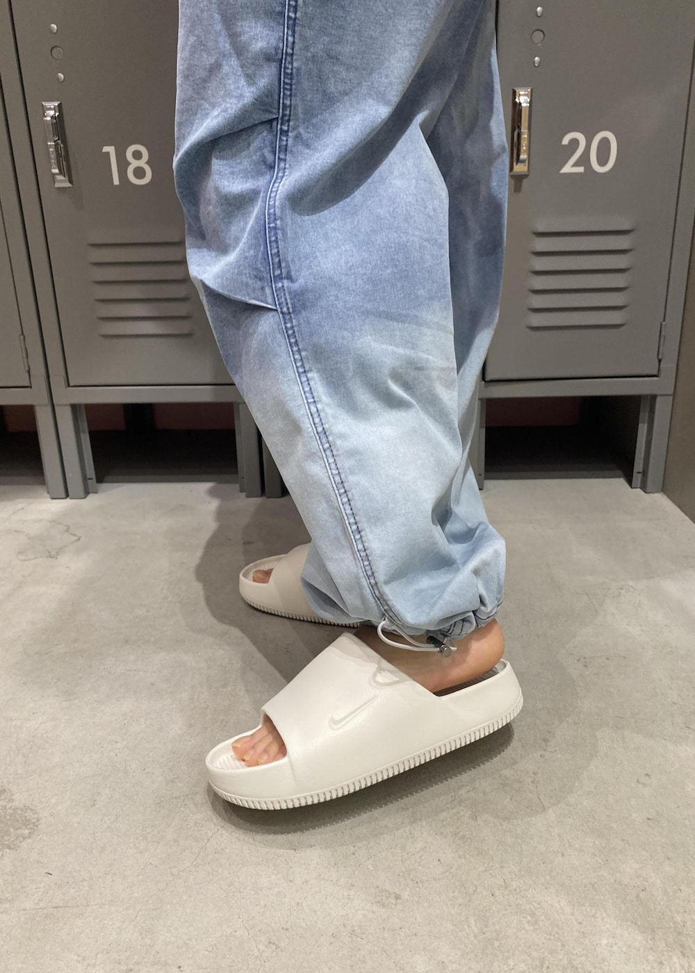 ブルー系のその他パンツ、ホワイト系のサンダル、グリーン系のTシャツ/カットソーを着用したレディースの春コーディネートの7枚目の写真