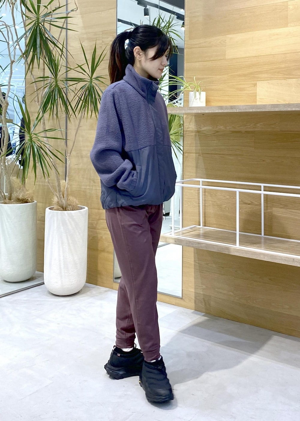 ブラック系のスニーカー、ブルー系のその他アウター、ピンク系のスラックスを着用したレディースの秋コーディネートの7枚目の写真