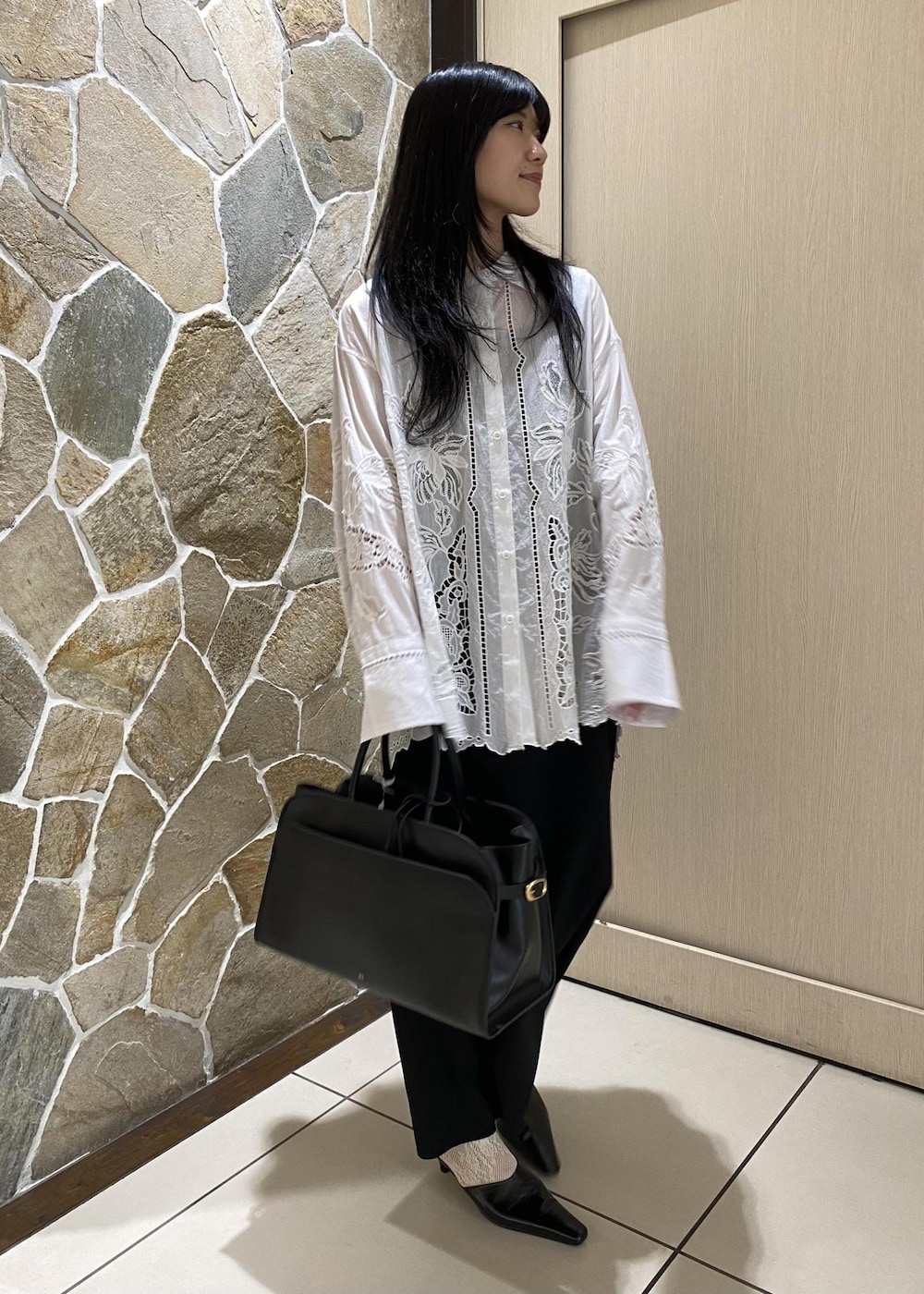 ホワイト系のシャツ/ブラウス、ブラック系のサンダル、ブラック系のワンピースを着用したレディースの冬コーディネートの2枚目の写真