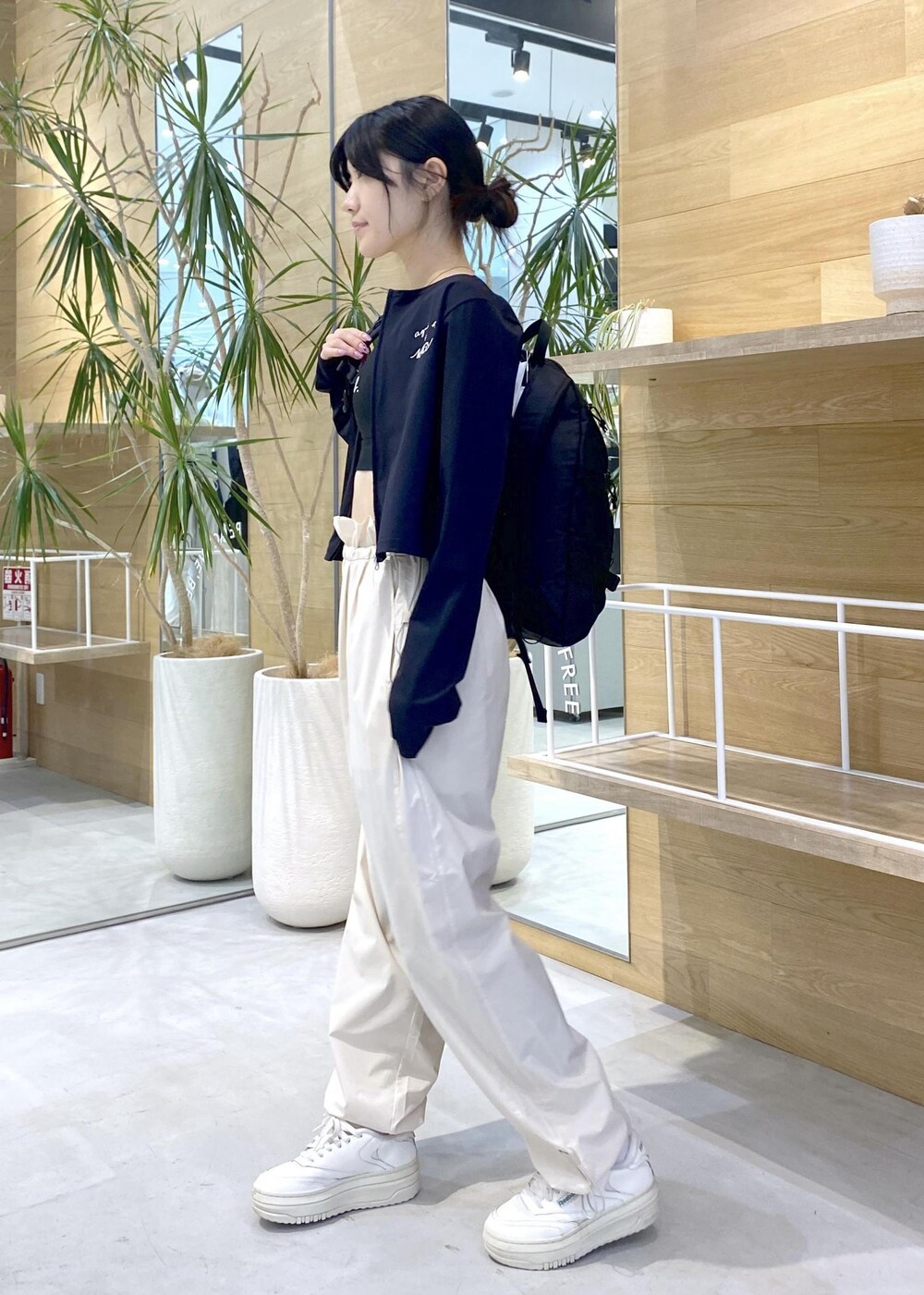 ホワイト系のスニーカー、ホワイト系のその他パンツ、ブラック系のカーディガン/ボレロを着用したレディースの夏コーディネートの3枚目の写真