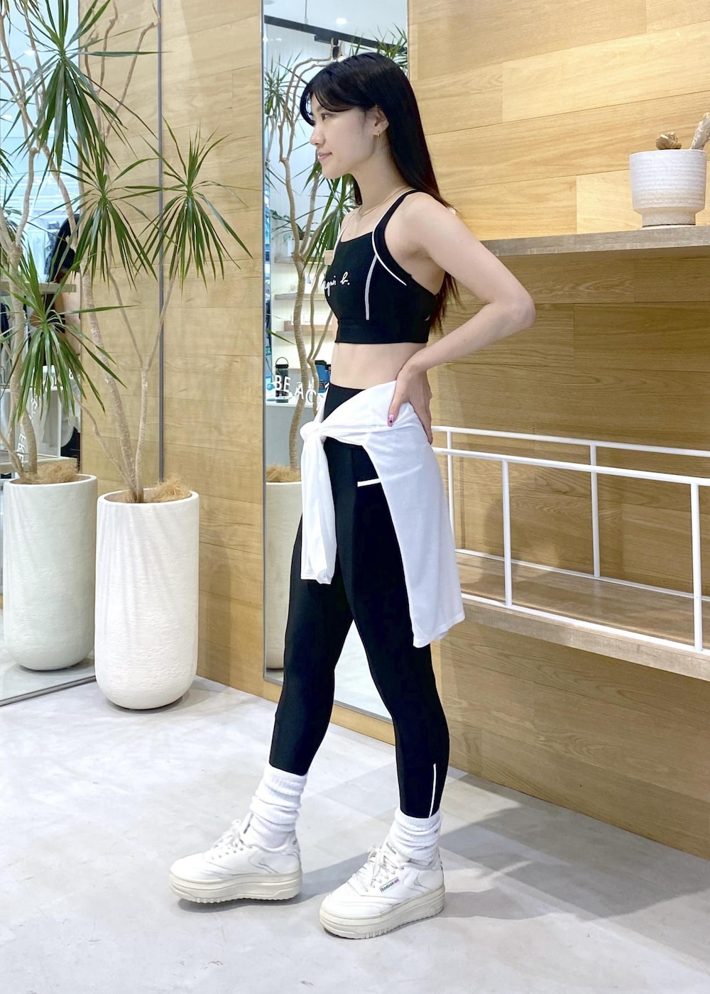 ホワイト系のスニーカー、ホワイト系のTシャツ/カットソー、ブラック系のレギンス/スパッツを着用したレディースの夏コーディネートの2枚目の写真