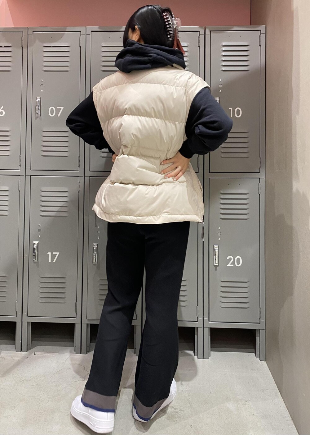 ホワイト系のスニーカー、ブラック系のその他パンツ、ブラック系のパーカーを着用したレディースの冬コーディネートの3枚目の写真