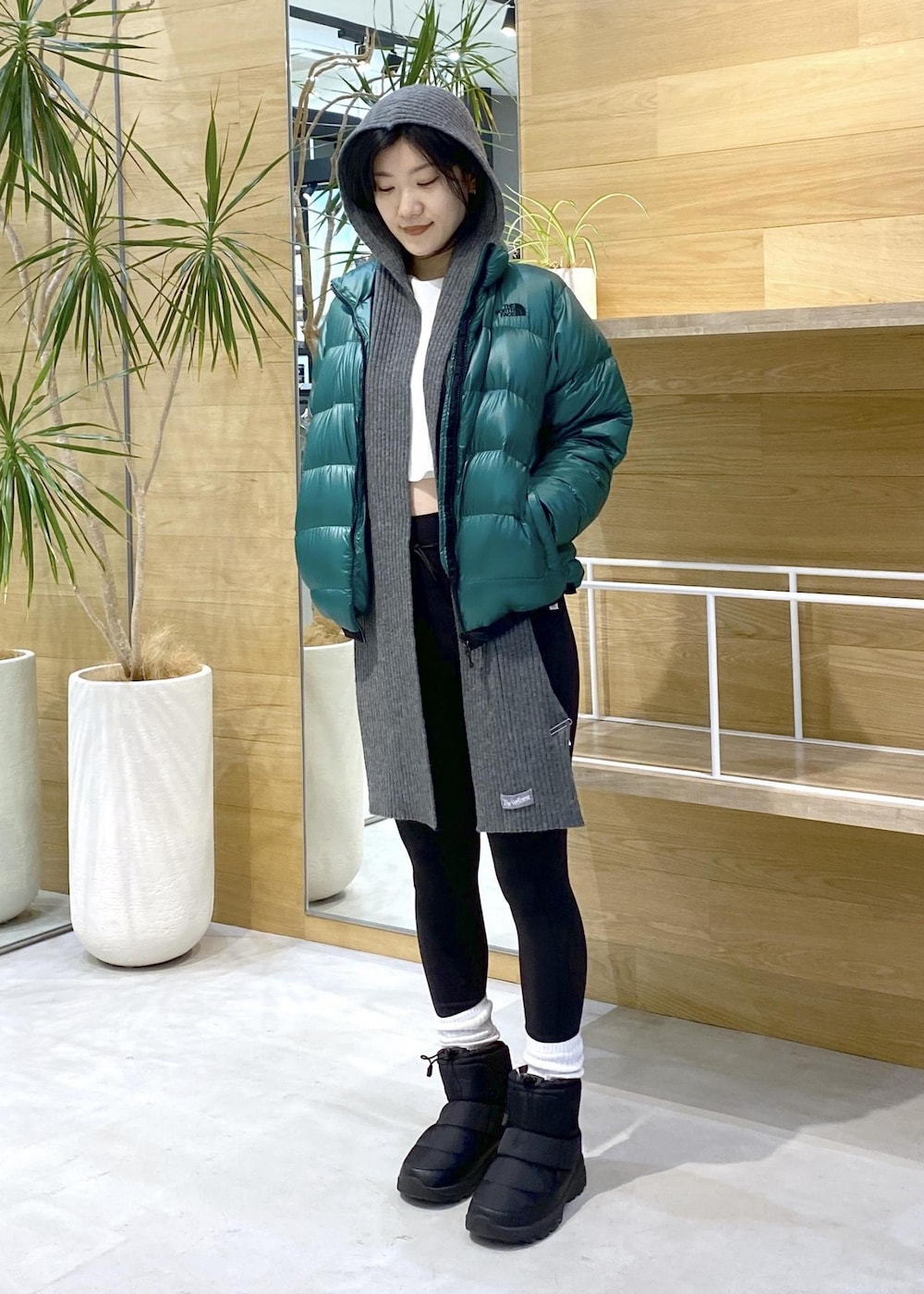 ブラック系のレギンス/スパッツを着用したレディースの秋コーディネートの7枚目の写真