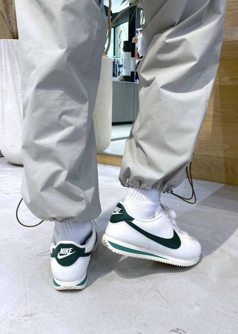 グリーン系のその他パンツ、ホワイト系のTシャツ/カットソー、ホワイト系のスニーカーを着用したレディースの夏コーディネートの8枚目の写真