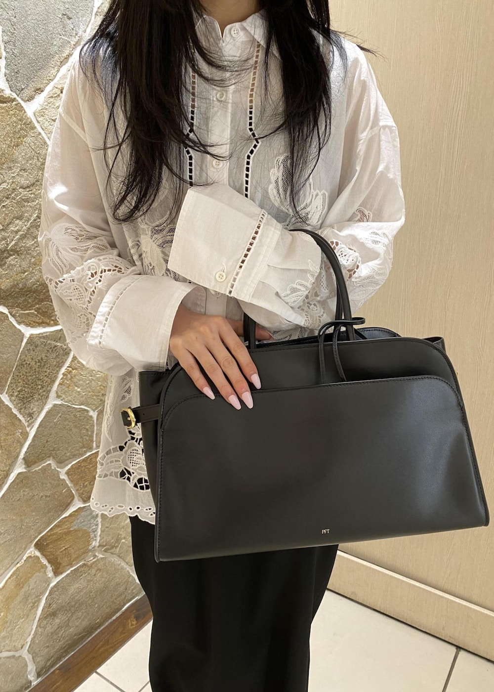 ホワイト系のシャツ/ブラウス、ブラック系のサンダル、ブラック系のワンピースを着用したレディースの冬コーディネートの6枚目の写真