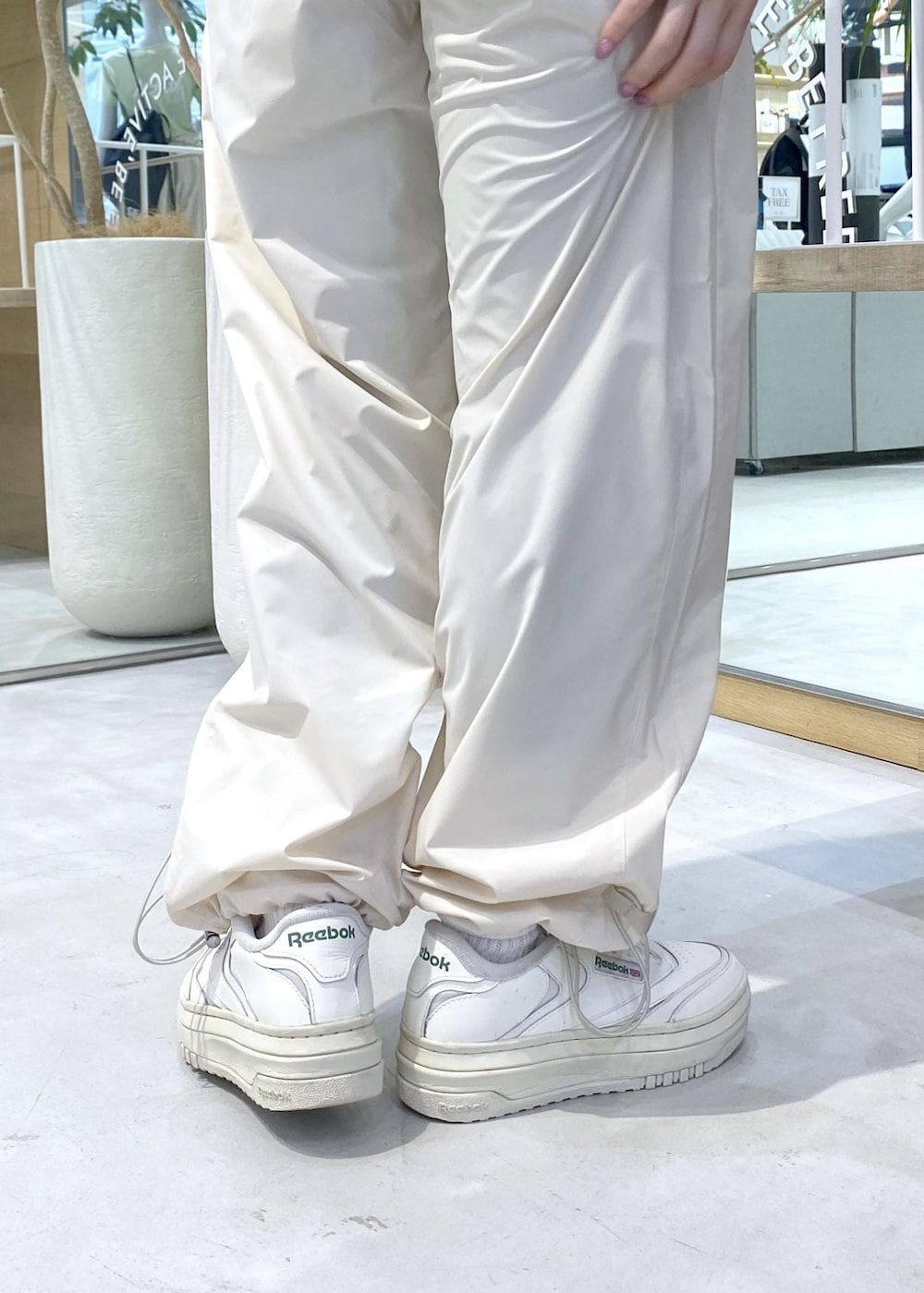 ホワイト系のスニーカー、ホワイト系のTシャツ/カットソー、ブラック系のレギンス/スパッツを着用したレディースの夏コーディネートの9枚目の写真