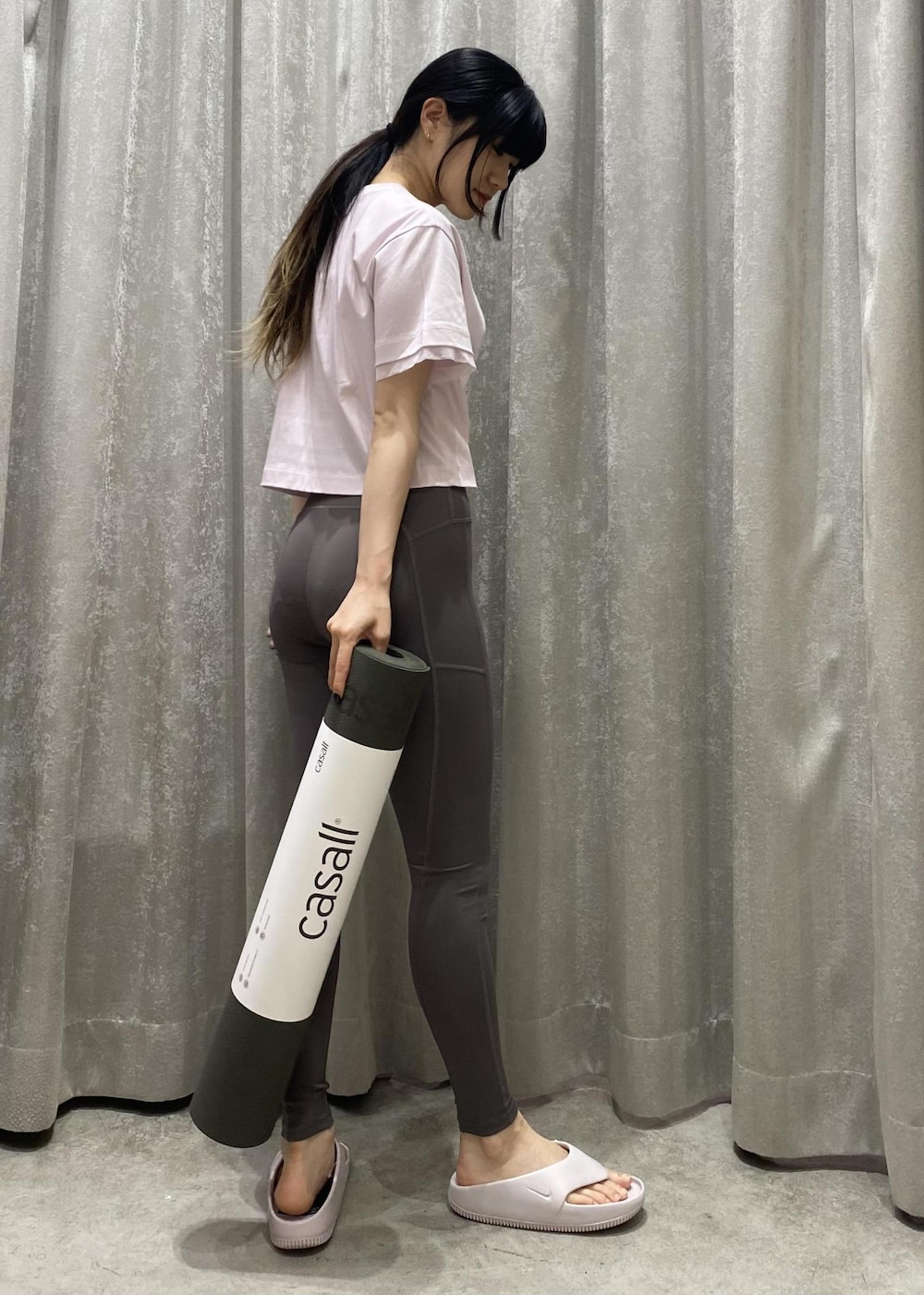 ピンク系のTシャツ/カットソー、パープル系のサンダル、グレー系のレギンス/スパッツを着用したレディースの春コーディネートの3枚目の写真