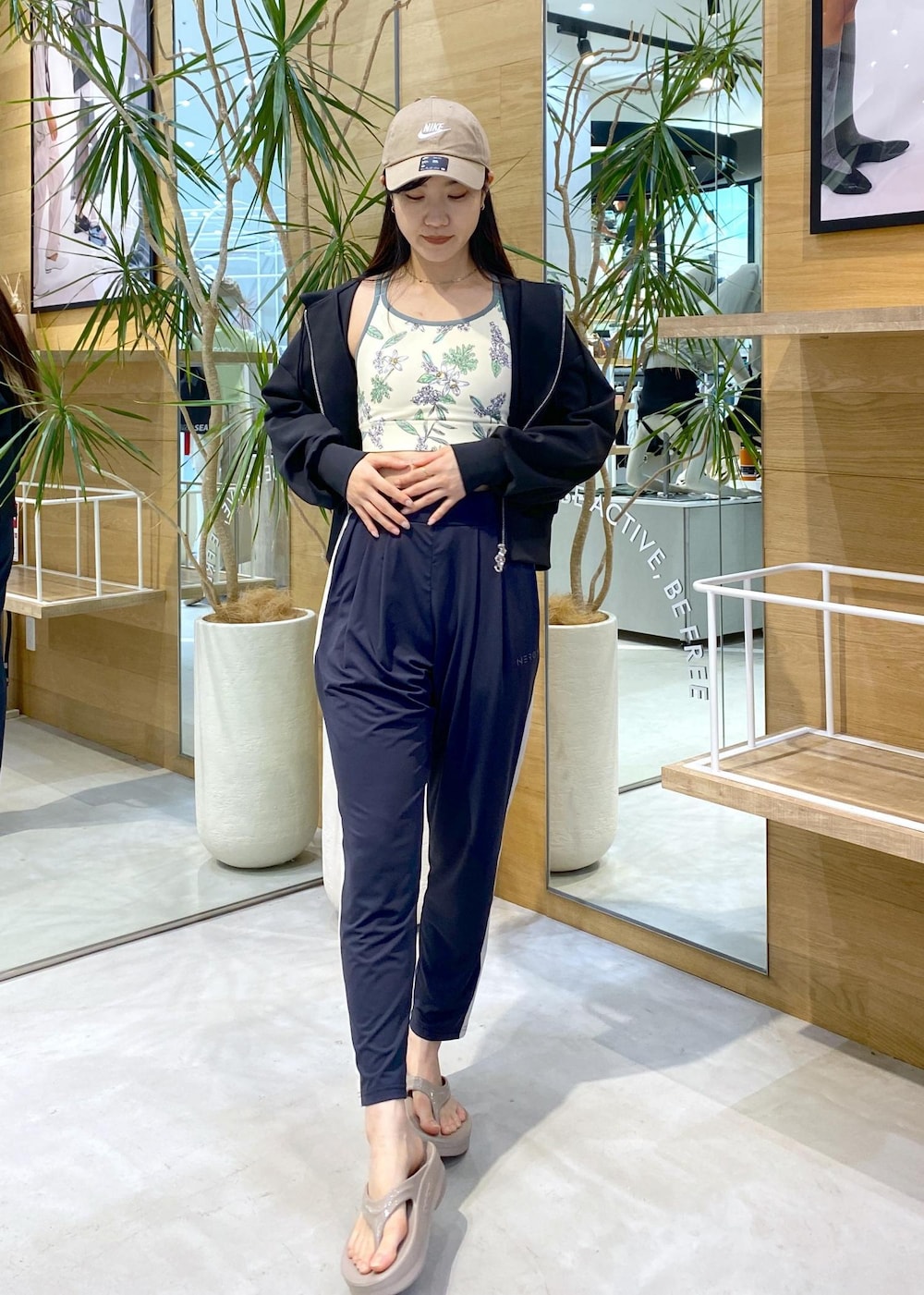 「ナージー、oofos、ウーフォス、サンダルコーデ、サンダル、厚底サンダル、厚底、ゆったりパンツ、パーカー、キャップ、帽子、骨格ウェーブ、ラフスタイル、HIBIYAKADAN、NERGY」｜「NIKEの【NIKE】ナイキ クラブ アンストラクチャード フォーチュラ ウッシュ キャップ（キャップ、ベージュ系）」を使った、sana.nさん（レディース・162cm）の夏コーディネートの2枚目の写真