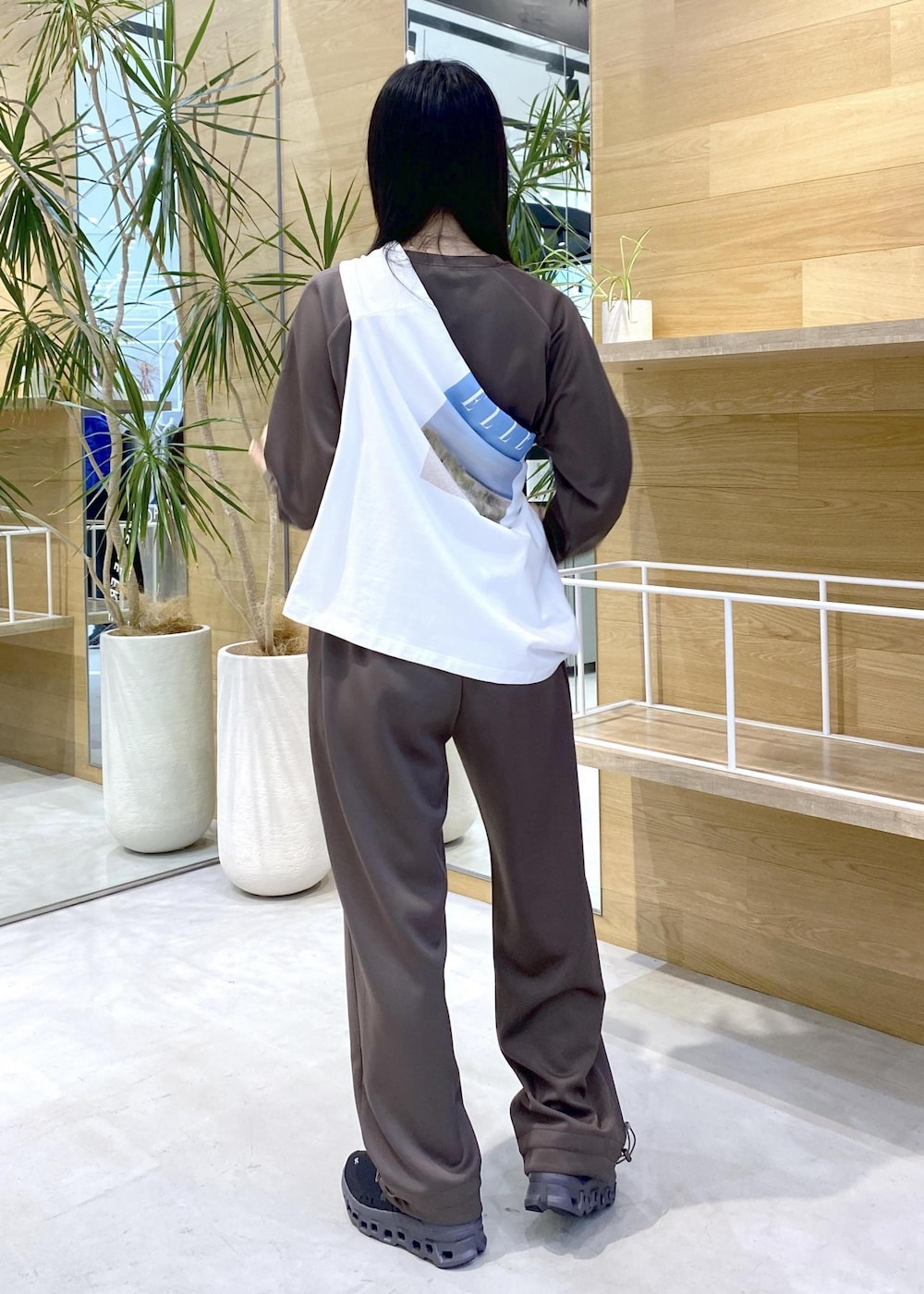 ホワイト系のTシャツ/カットソー、ブラウン系のその他トップス、ブラウン系のその他パンツを着用したレディースの秋コーディネートの5枚目の写真