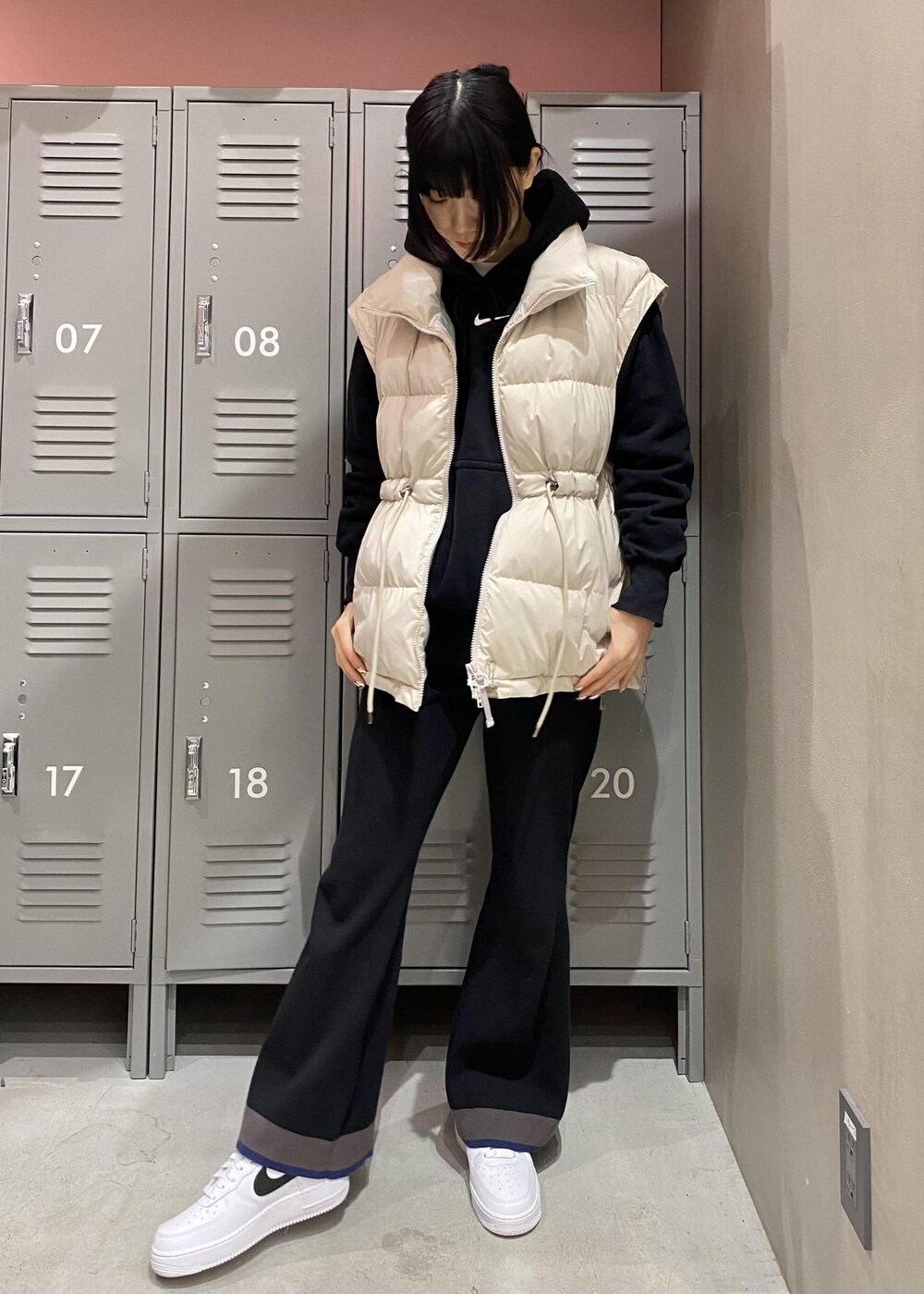 ホワイト系のスニーカー、ブラック系のその他パンツ、ブラック系のパーカーを着用したレディースの冬コーディネートの2枚目の写真