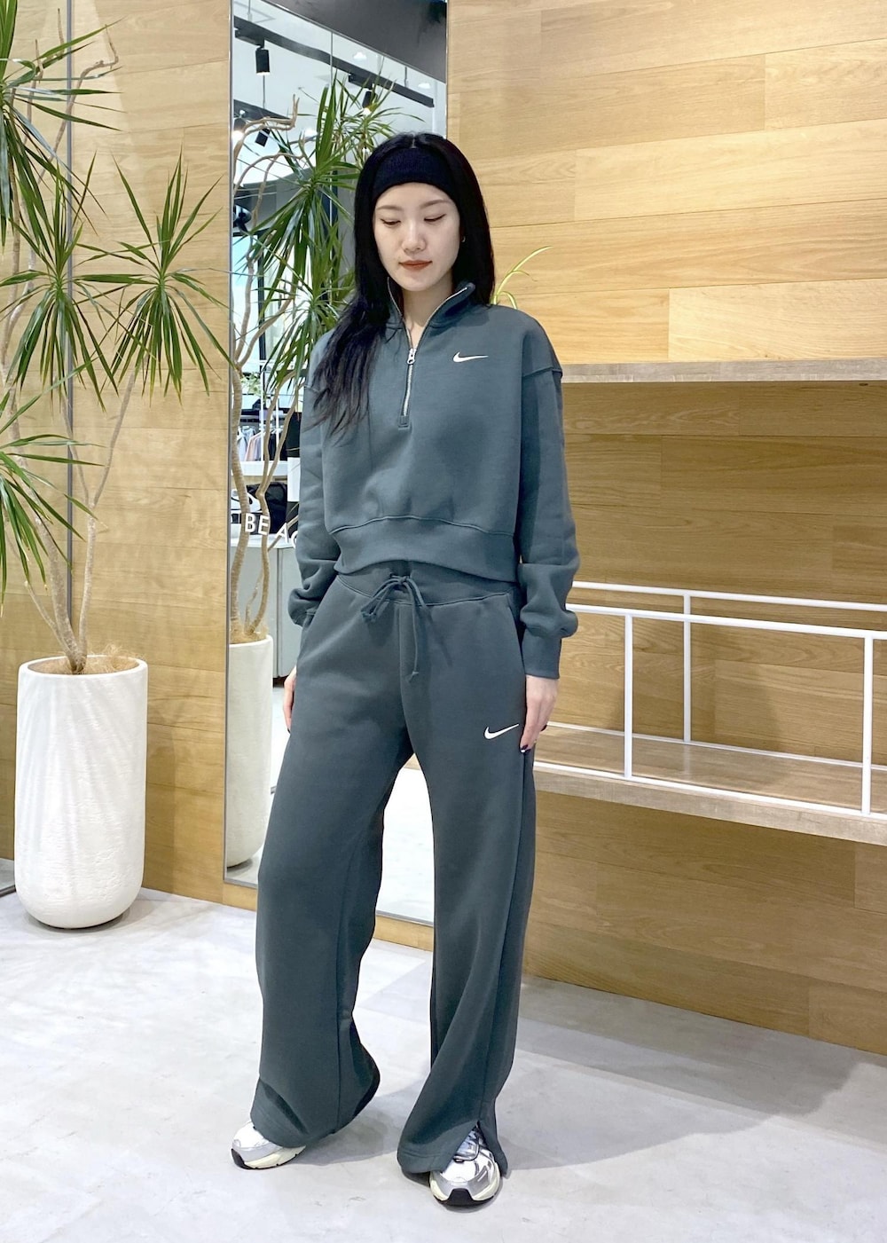 ホワイト系のスニーカー、グリーン系のスウェットを着用したレディースの秋コーディネートの2枚目の写真