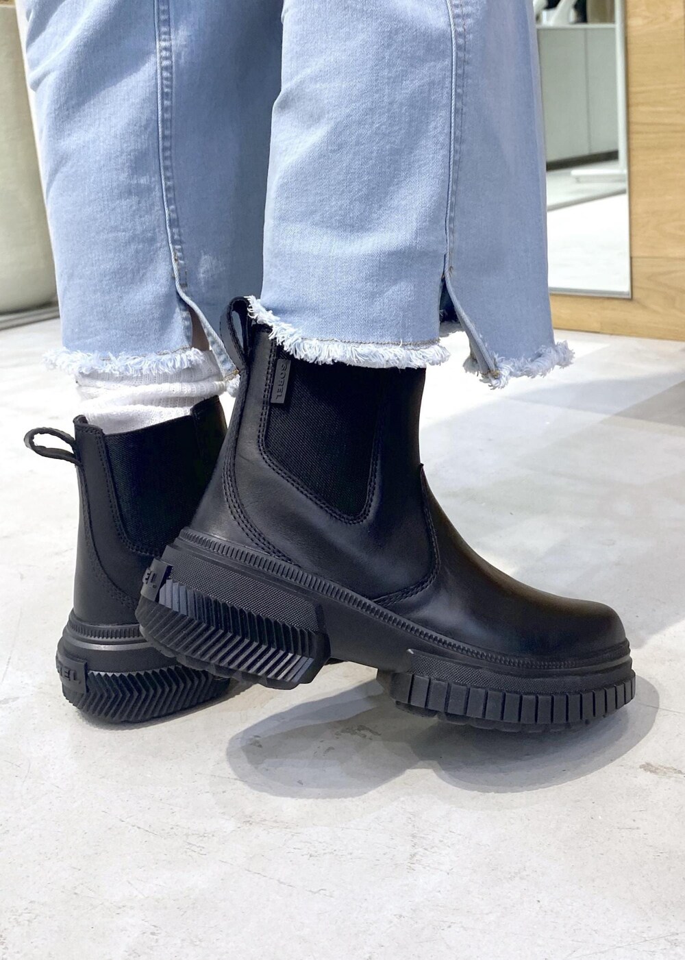 ホワイト系のトートバッグ、ベージュ系のダウンジャケット/コートを着用したレディースの秋コーディネートの10枚目の写真