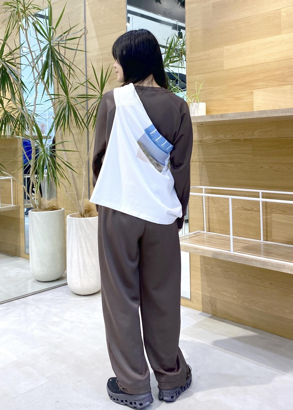 ホワイト系のTシャツ/カットソー、ブラウン系のその他トップス、ブラウン系のその他パンツを着用したレディースの秋コーディネートの6枚目の写真