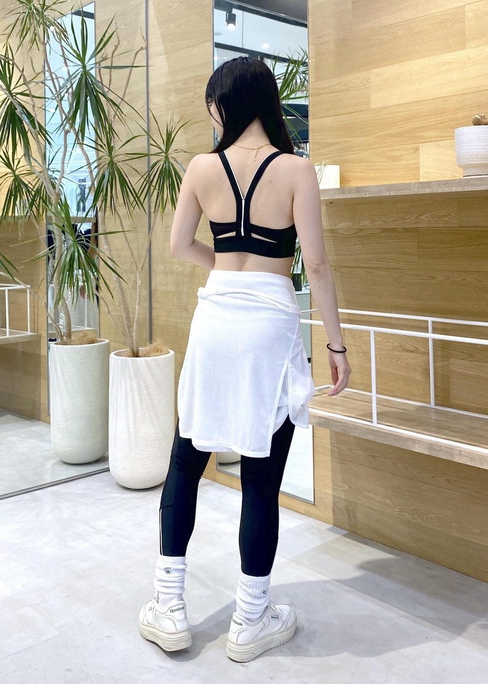 ホワイト系のスニーカー、ホワイト系のTシャツ/カットソー、ブラック系のレギンス/スパッツを着用したレディースの夏コーディネートの5枚目の写真