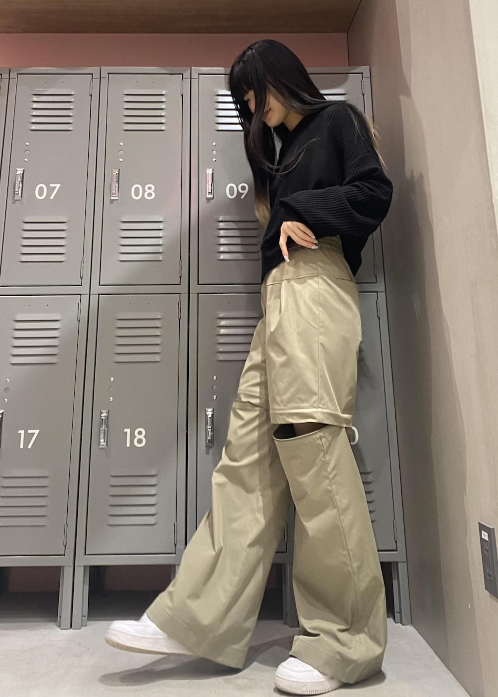 ホワイト系のスニーカー、ブラック系のパーカー、グリーン系のその他パンツを着用したレディースの春コーディネートの2枚目の写真