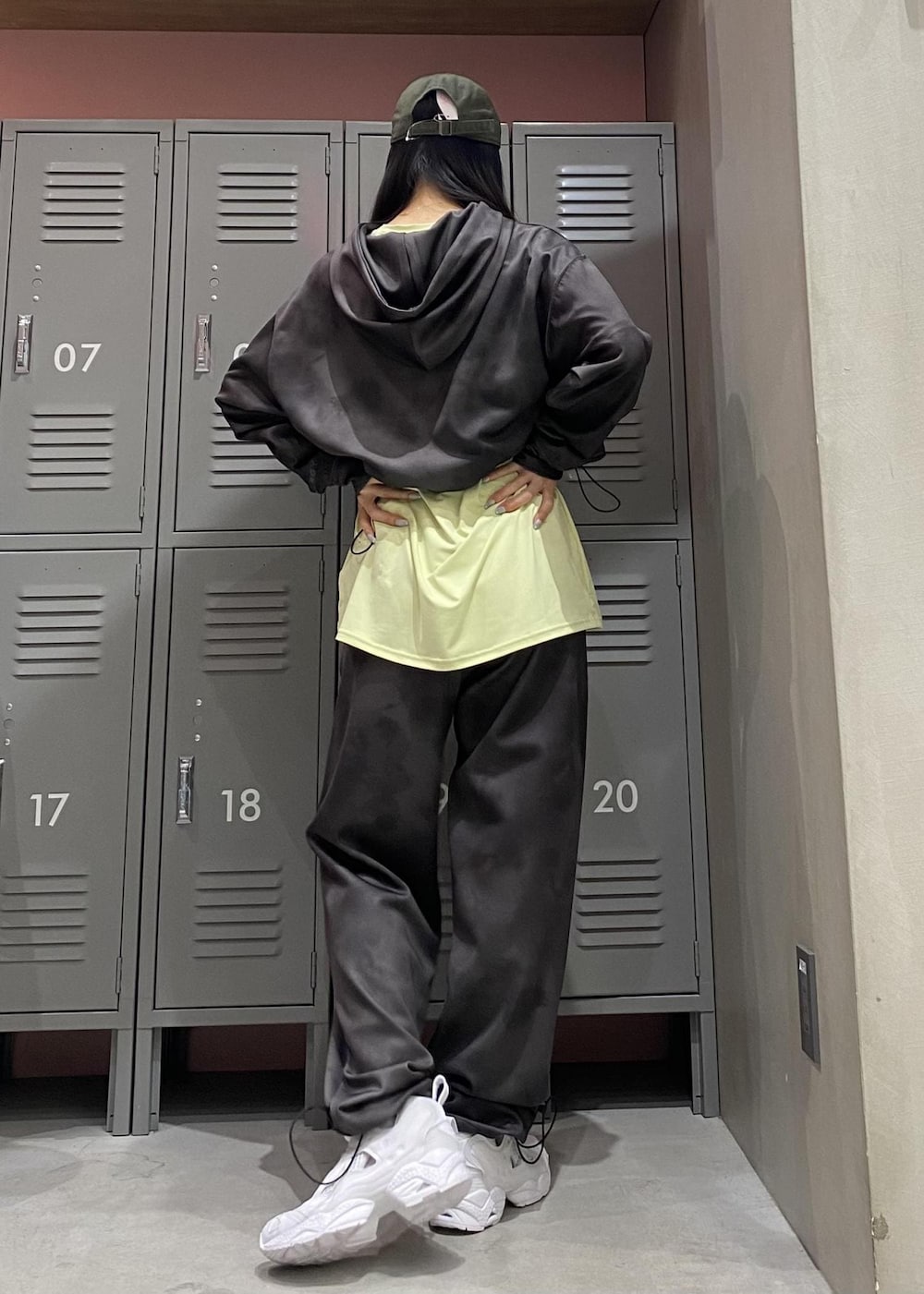 グリーン系のTシャツ/カットソー、ホワイト系のスニーカー、ブラック系のその他パンツを着用したレディースの春コーディネートの4枚目の写真