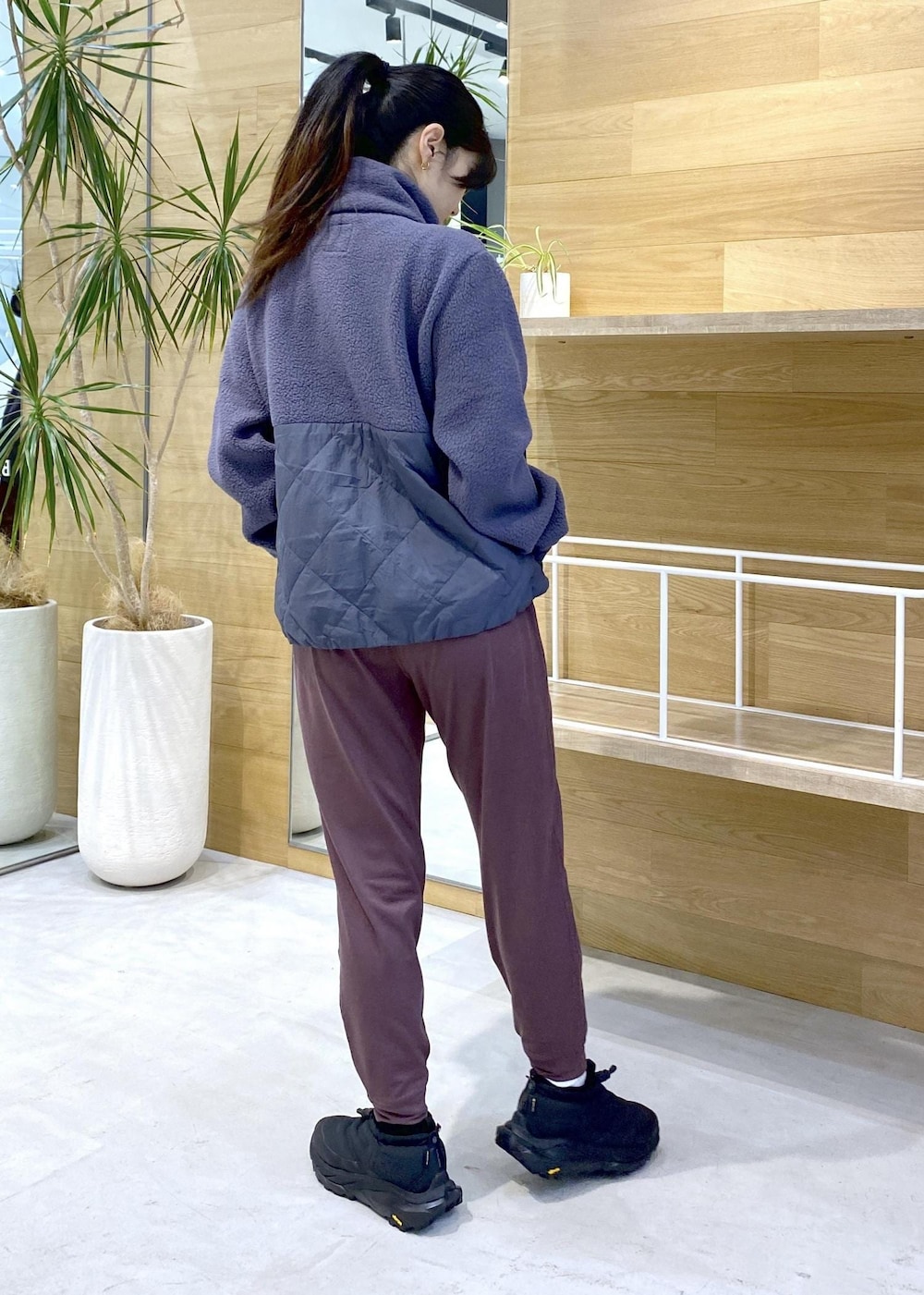 ブラック系のスニーカー、ブルー系のその他アウター、ピンク系のスラックスを着用したレディースの秋コーディネートの5枚目の写真