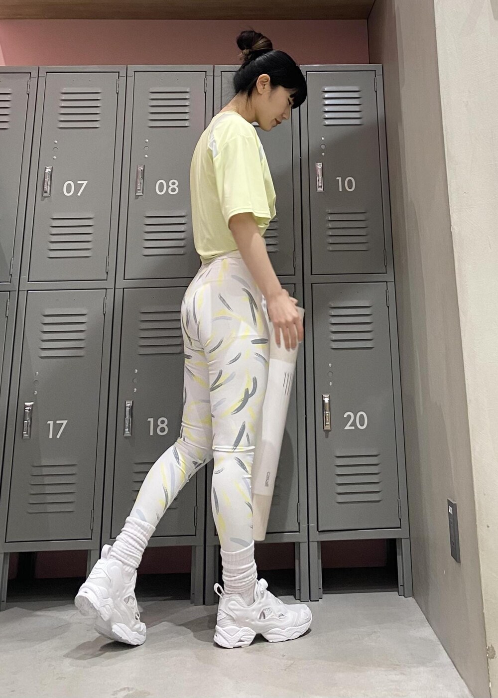 グリーン系のTシャツ/カットソー、ホワイト系のスニーカー、ホワイト系のスポーツグッズを着用したレディースの春コーディネートの3枚目の写真