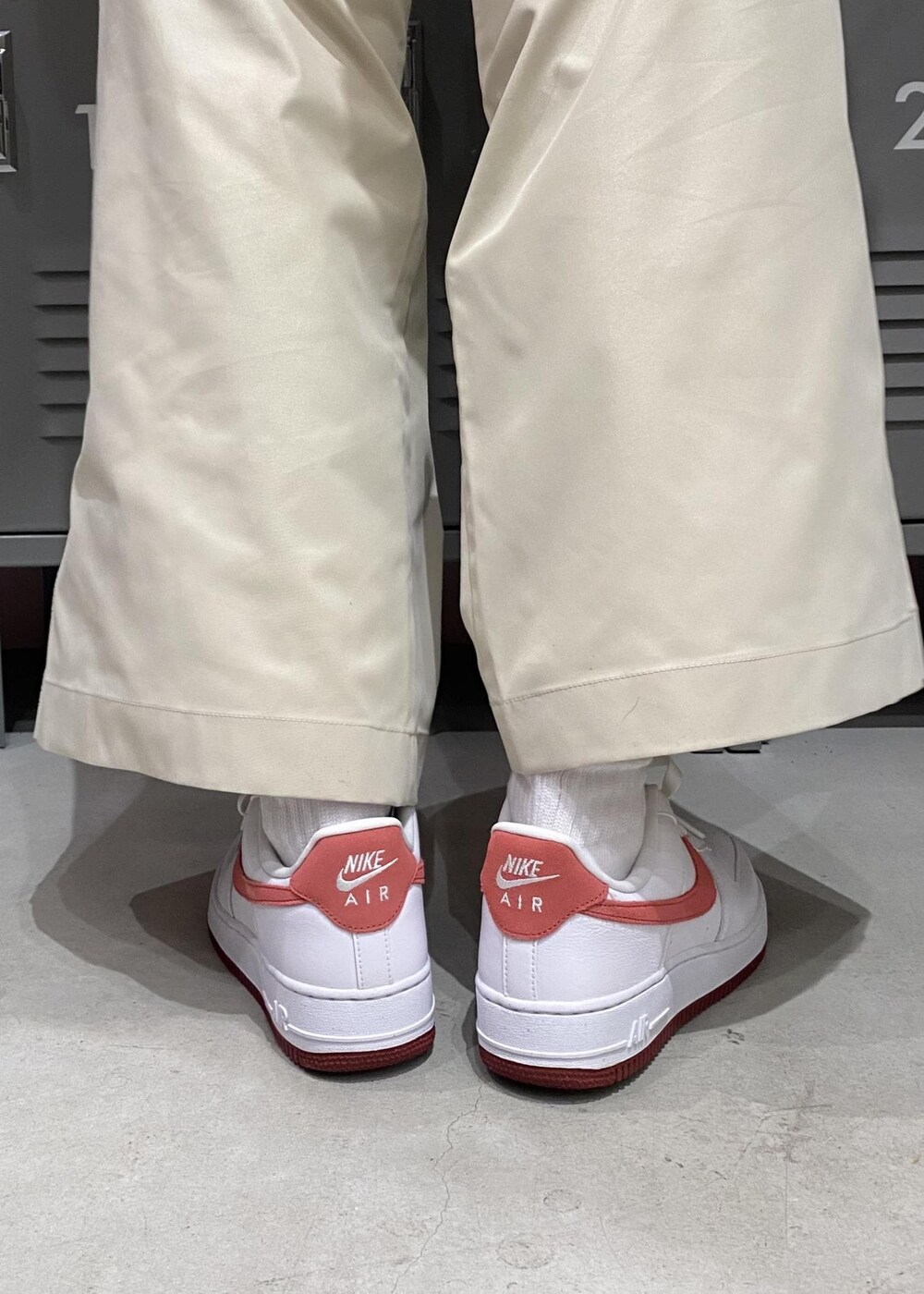 ホワイト系のスニーカー、レッド系のタンクトップ、グレー系のその他パンツを着用したレディースの冬コーディネートの7枚目の写真