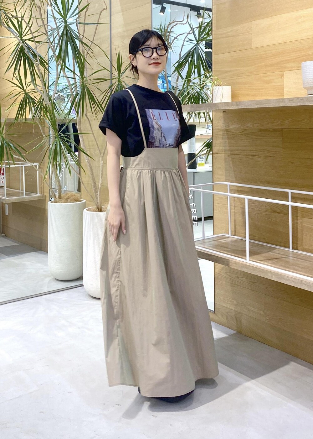 ブラック系のサンダル、ブラック系のトートバッグ、ブラック系のTシャツ/カットソーを着用したレディースの夏コーディネートの7枚目の写真