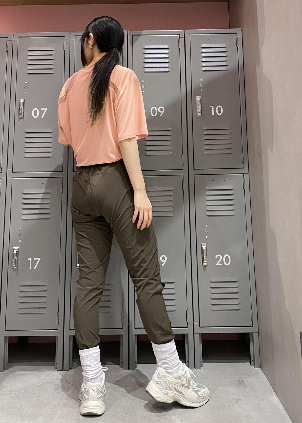 ピンク系のTシャツ/カットソー、ブラウン系のその他パンツ、ベージュ系のスニーカーを着用したレディースの春コーディネートの4枚目の写真