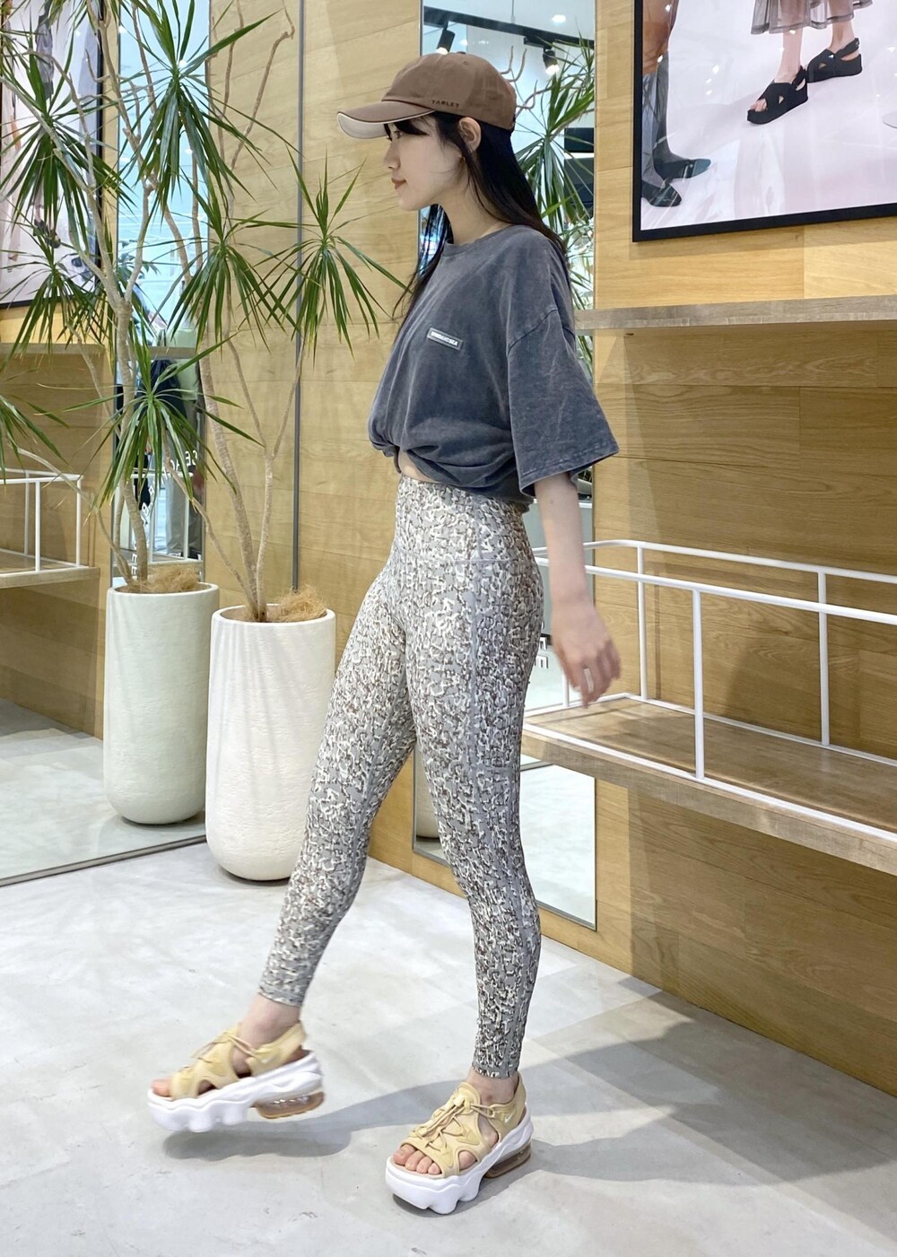 ベージュ系のサンダル、ブラック系のTシャツ/カットソー、グリーン系のレギンス/スパッツを着用したレディースの夏コーディネートの3枚目の写真