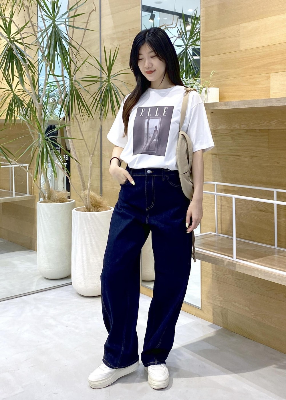 「ナージー、デニム、デニムパンツ、デニムコーデ、厚底、厚底スニーカー、Reebok、ELLE、コラボT、Tシャツ、Tシャツコーデ、バッグ、ボディーバッグ、骨格ウェーブ、夏コーデ」｜「Reebokの【Reebok】CLUB C EXTRA（スニーカー、ホワイト系）」を使った、sana.nさん（レディース・162cm）の秋コーディネートの5枚目の写真