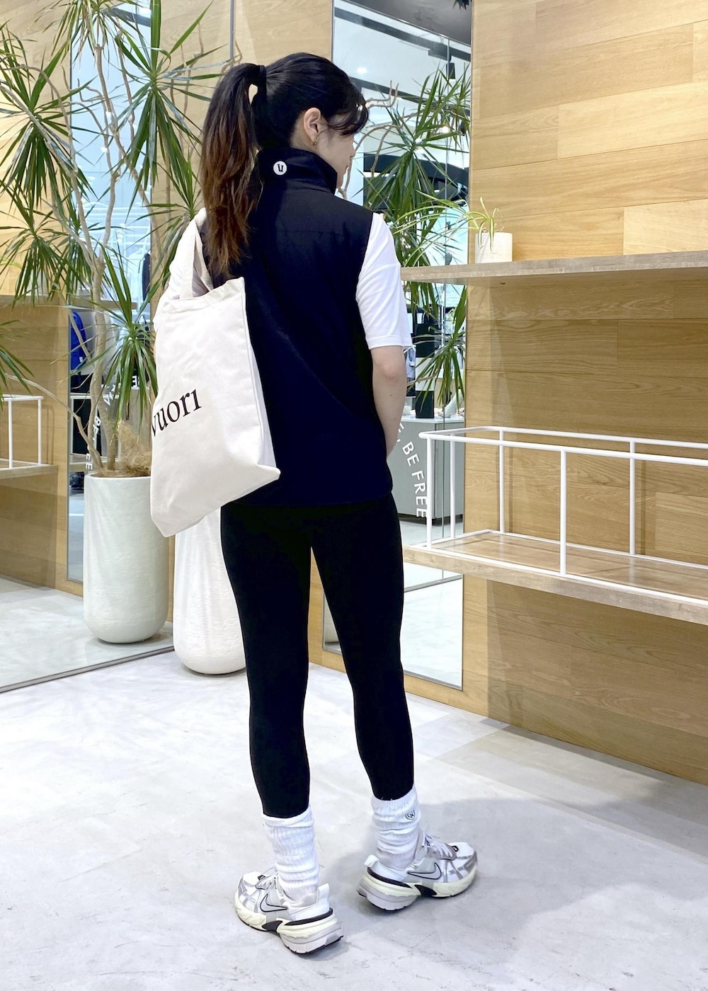 グレー系のスニーカー、ホワイト系のTシャツ/カットソー、ブラック系のレギンス/スパッツを着用したレディースの秋コーディネートの3枚目の写真