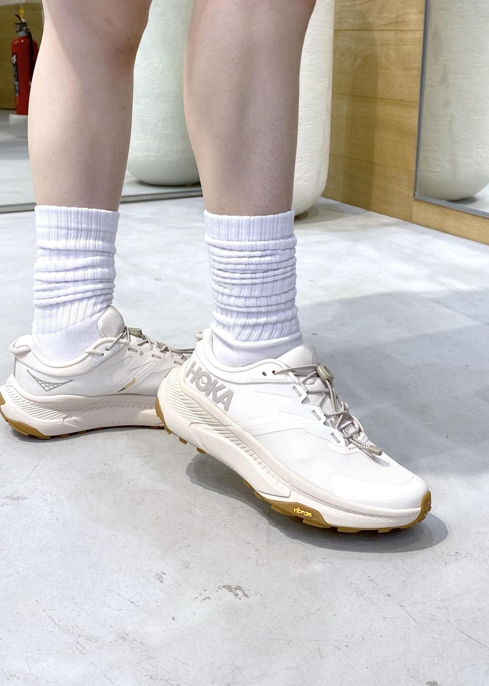 ブラック系のTシャツ/カットソー、ベージュ系のその他パンツ、ホワイト系のスニーカーを着用したレディースの夏コーディネートの7枚目の写真