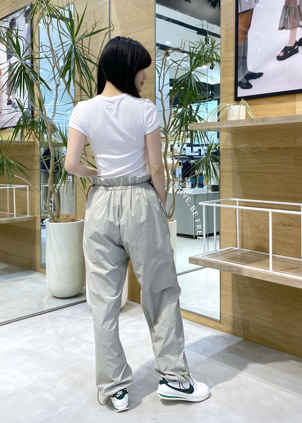 グリーン系のその他パンツ、ホワイト系のTシャツ/カットソー、ホワイト系のスニーカーを着用したレディースの夏コーディネートの5枚目の写真