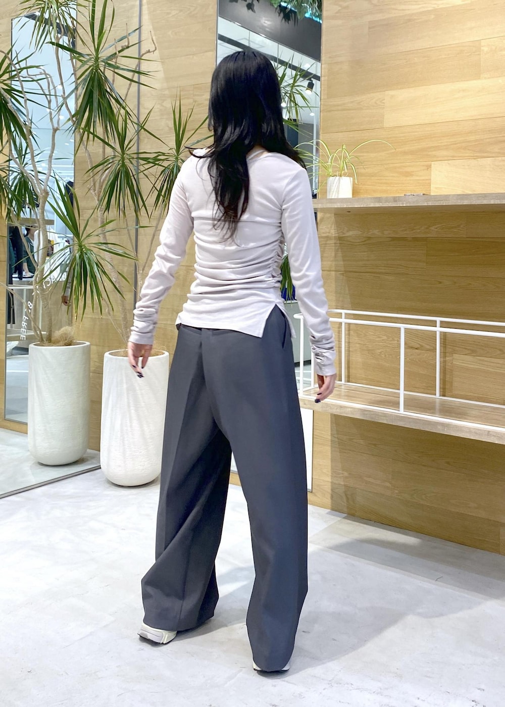 ホワイト系のスニーカー、グレー系のスラックス、パープル系のTシャツ/カットソーを着用したレディースの秋コーディネートの5枚目の写真