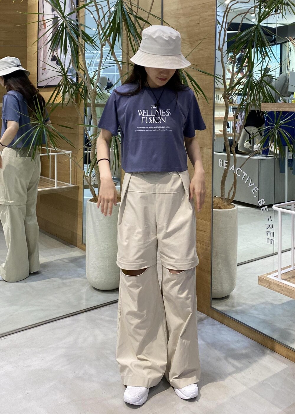 ホワイト系のスニーカー、グレー系のその他パンツ、パープル系のTシャツ/カットソーを着用したレディースの夏コーディネートの3枚目の写真