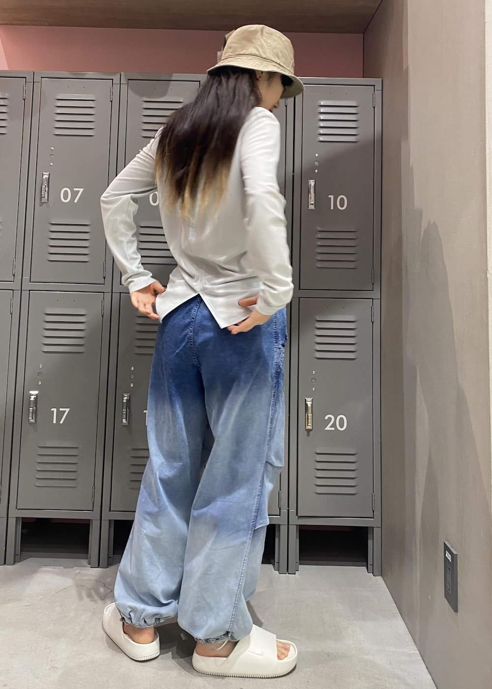 ブルー系のその他パンツ、ホワイト系のサンダル、グリーン系のTシャツ/カットソーを着用したレディースの春コーディネートの3枚目の写真