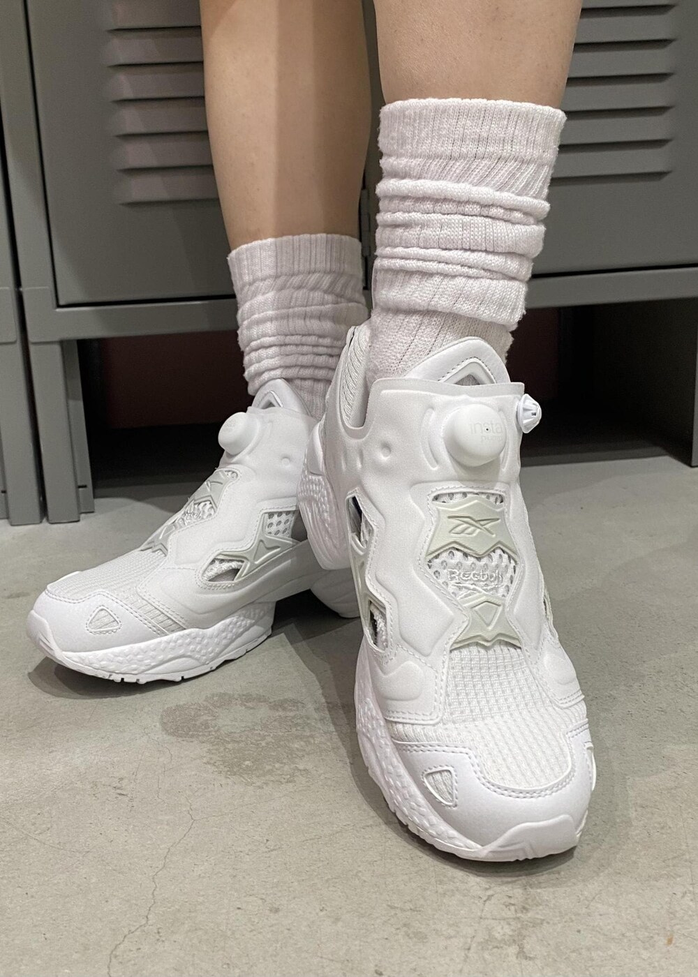 グリーン系のTシャツ/カットソー、ホワイト系のスニーカー、ホワイト系のスポーツグッズを着用したレディースの春コーディネートの6枚目の写真