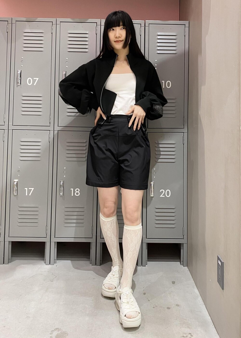 ブラック系のその他アウター、ブラック系のその他パンツ、ホワイト系のサンダルを着用したレディースの春コーディネートの2枚目の写真