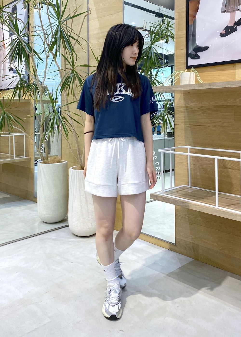 ホワイト系のスニーカー、ブルー系のTシャツ/カットソー、グレー系のその他パンツを着用したレディースの夏コーディネートの4枚目の写真