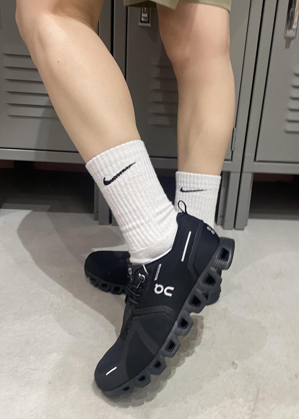 ブラック系のキャミソール、ブラック系のスニーカー、グレー系のブルゾンを着用したレディースの冬コーディネートの5枚目の写真