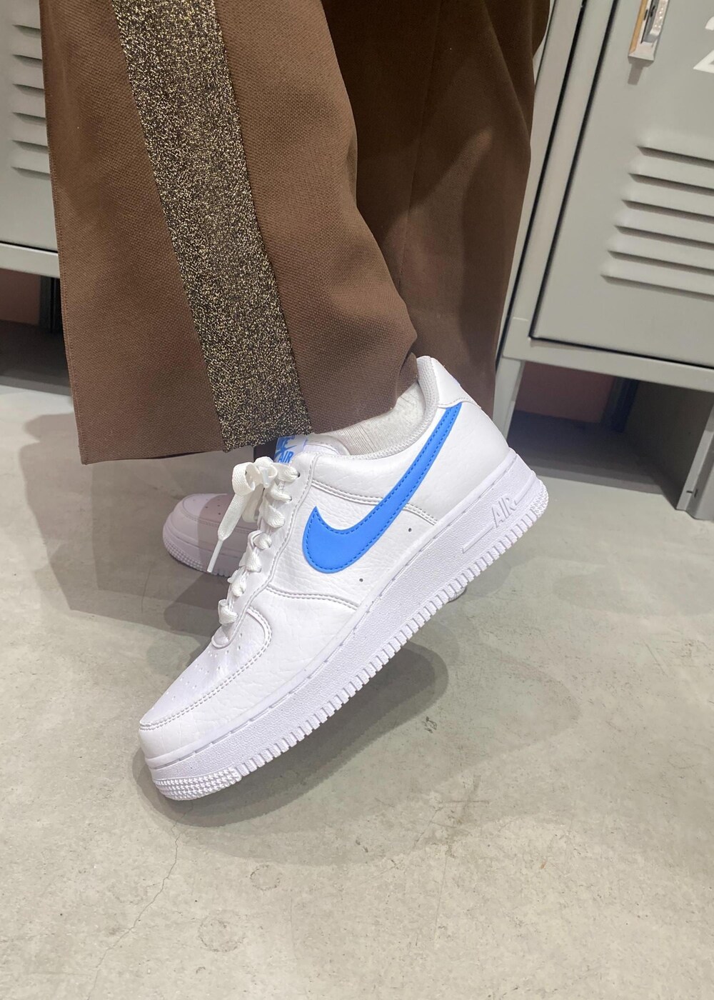 ホワイト系のスニーカー、パープル系のスポーツブラ、ブルー系のレギンス/スパッツを着用したレディースの冬コーディネートの4枚目の写真