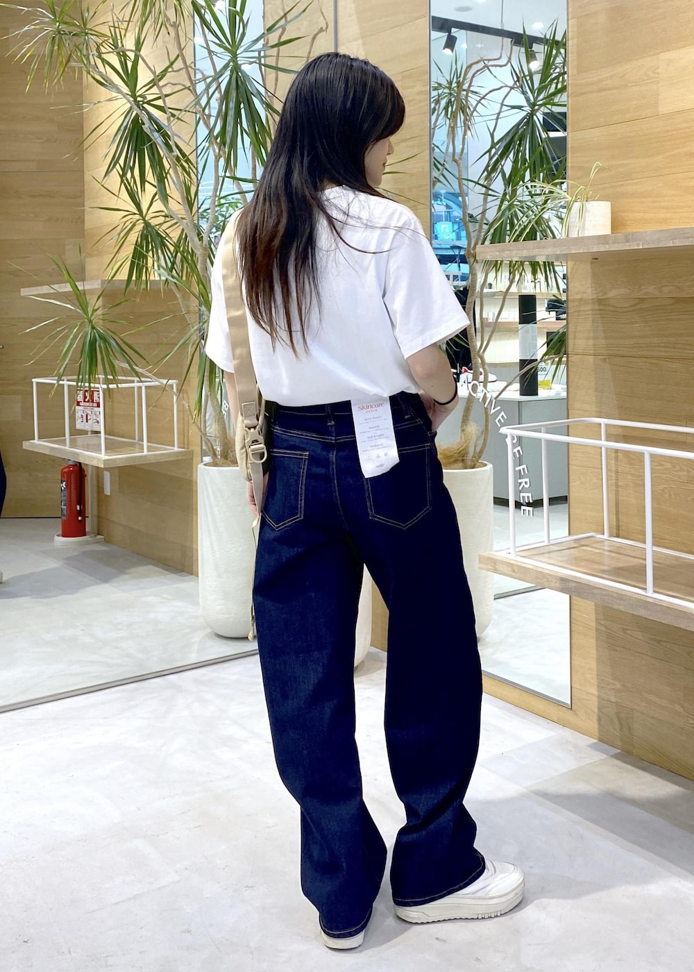 「ナージー、デニム、デニムパンツ、デニムコーデ、厚底、厚底スニーカー、Reebok、ELLE、コラボT、Tシャツ、Tシャツコーデ、バッグ、ボディーバッグ、骨格ウェーブ、夏コーデ」｜「Reebokの【Reebok】CLUB C EXTRA（スニーカー、ホワイト系）」を使った、sana.nさん（レディース・162cm）の秋コーディネートの3枚目の写真