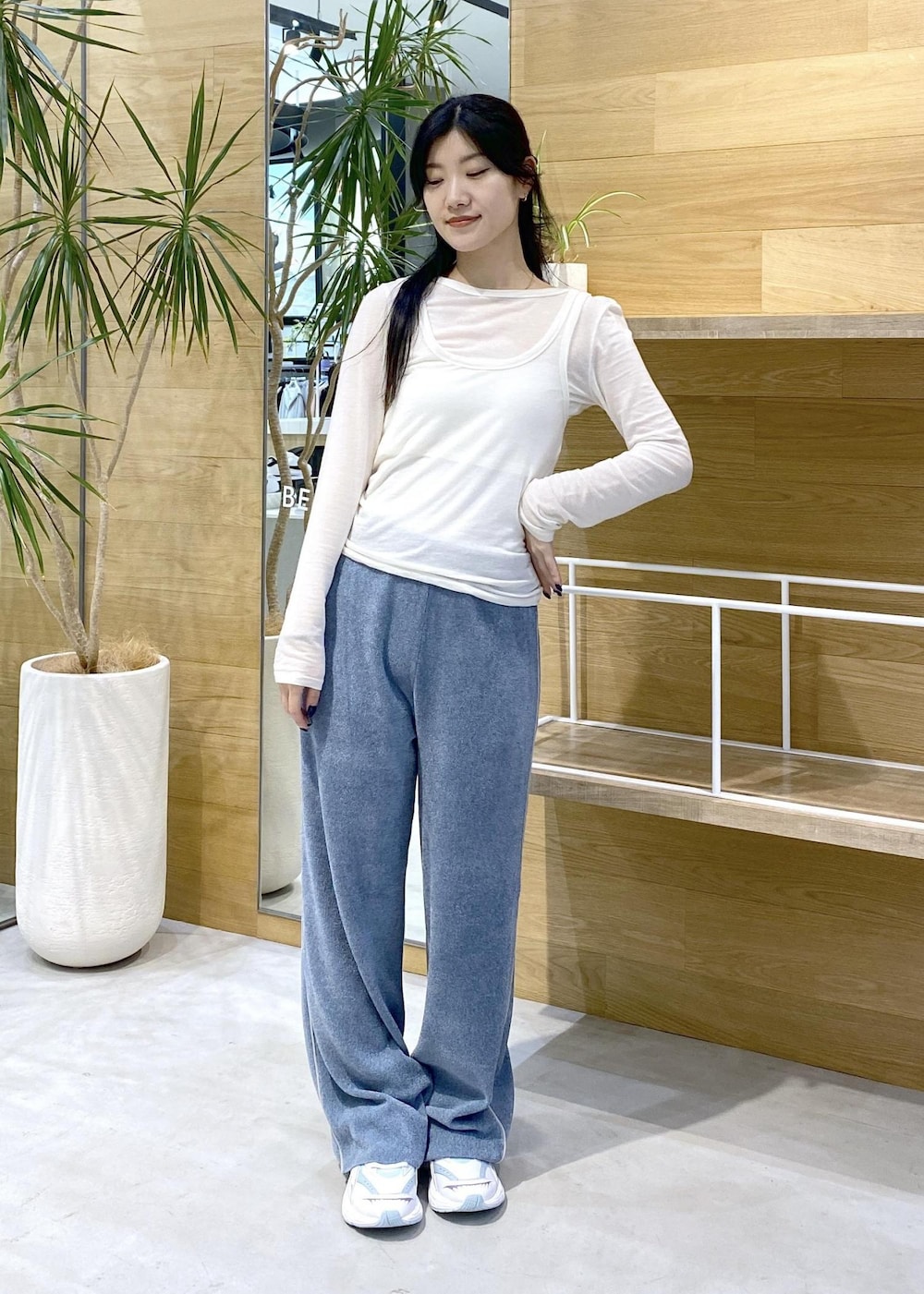 ホワイト系のアンサンブル、ブルー系のその他パンツ、ホワイト系のスニーカーを着用したレディースの秋コーディネートの2枚目の写真