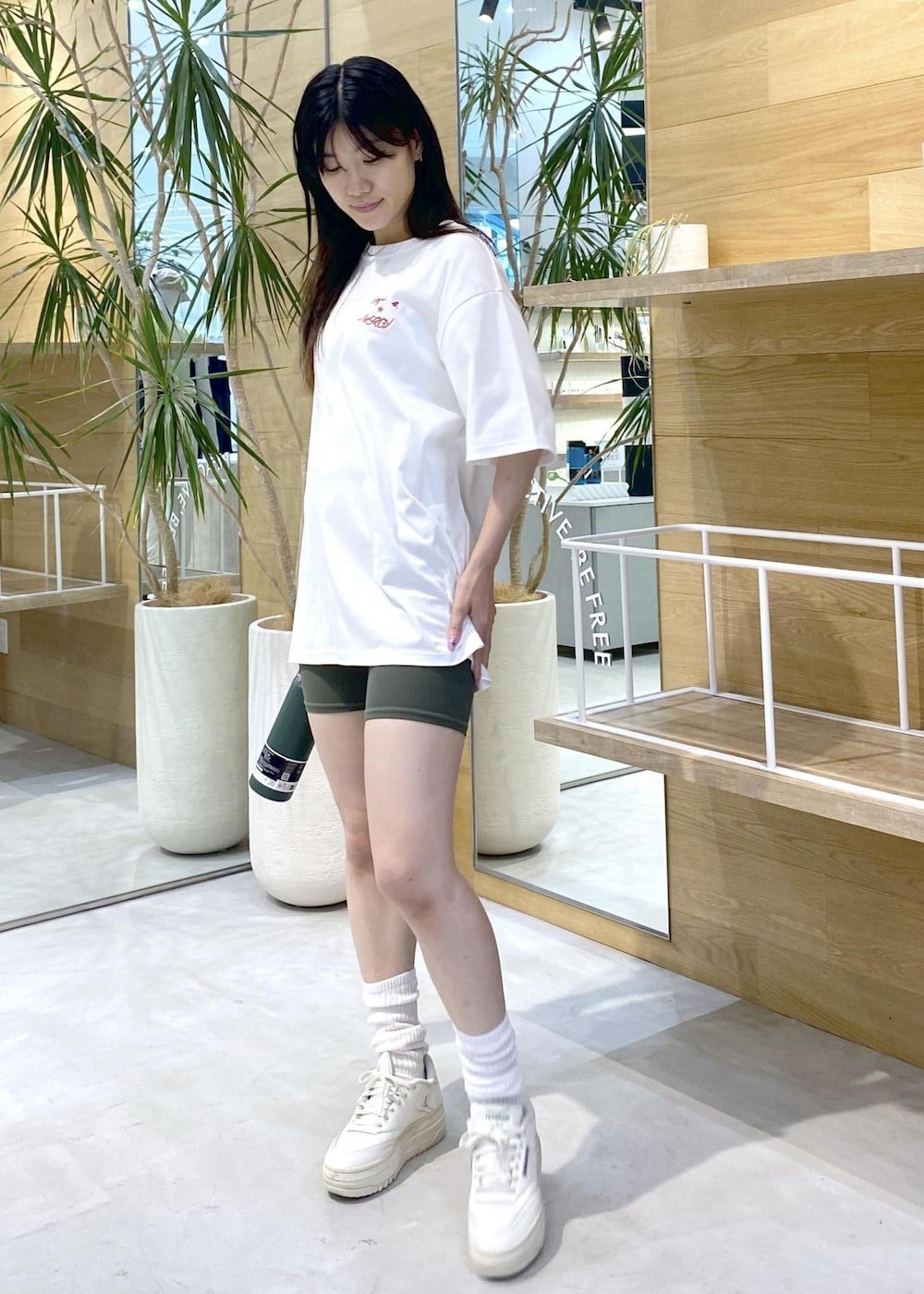 ホワイト系のスニーカー、ホワイト系のTシャツ/カットソー、グリーン系のレギンス/スパッツを着用したレディースの夏コーディネートの5枚目の写真
